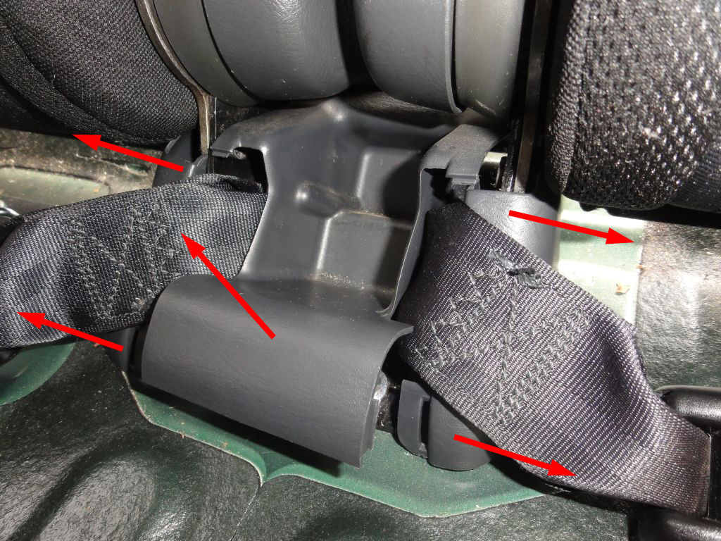 The seat belt trim is divided in two parts. To remove it, start pulling out the center piece. Don't use any tools.