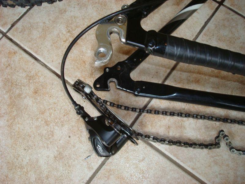 Detalhe da remoção do câmbio traseiro.