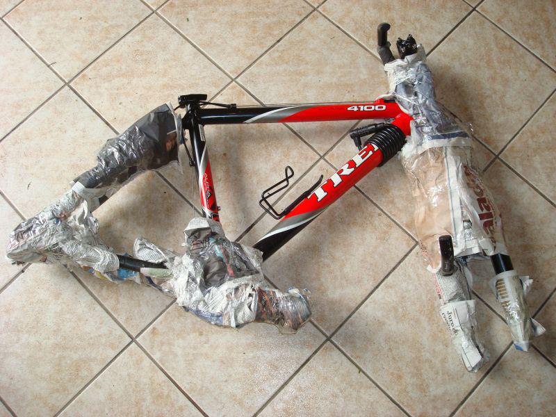 Proteção de cantos e partes sensíveis com jornal. O guidão foi fixo junto ao garfo e o câmbio traseiro no próprio quadro.