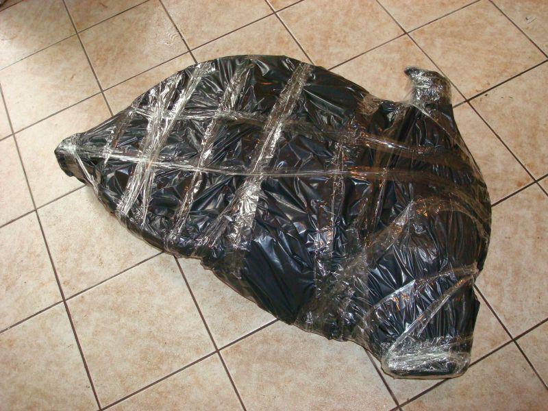 Pacote final, pronto para embarque. Cerca de 1m de comprimento por 75cm de largura e 20cm de espessura. 12kg de peso.