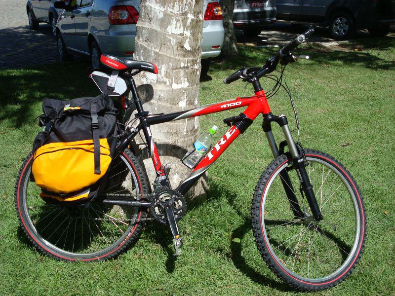 Bicicleta montada no destino, pronta para a estrada.