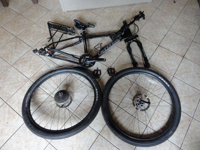 Bicicleta de 29" desmontada.