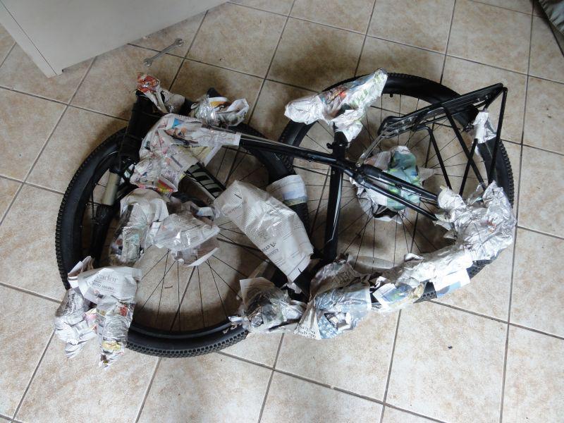 Peças protegidas com jornal e fita adesiva. Não aplicar a fita diretamente nas peças, enrolar primeiro com jornal.