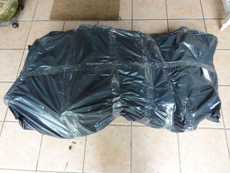 Bicicleta embalada com 2 sacos de lixo de 100L.