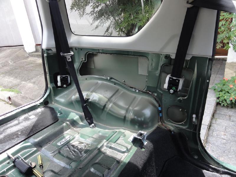 Curiosity: view of the back of the car without the trims and the seats.