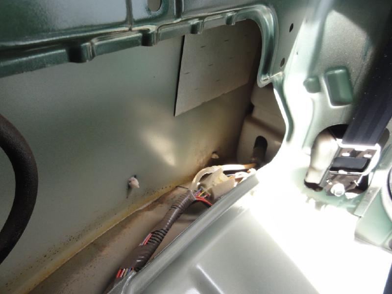 Curiosity: the path of the rear window washer hose. Notice there is a connection that could be used to replace the hose if needed. If you drove a few hundred miles on a country road you&rsquo;ll notice this chamber is full of dust and sand.