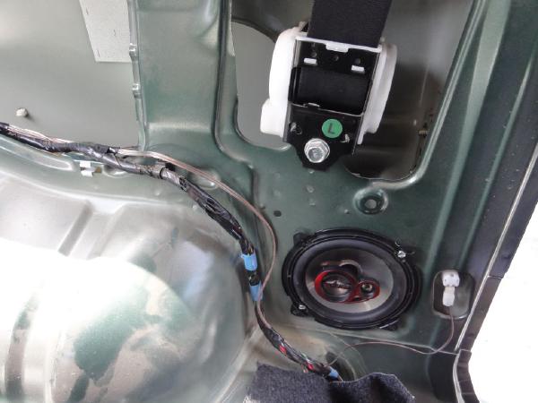 Instalação dos alto-falantes traseiros no Jimny