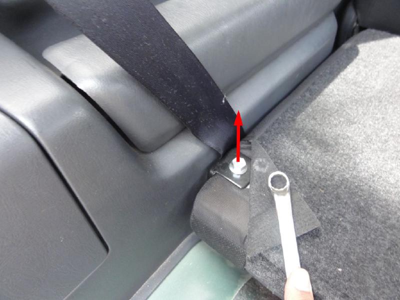 Fold down the back of the seats. On the bottom corner, under the mat, you&rsquo;ll find another screw. Before removing this screw, take a careful look at the pivot and pay attention in the way it holds the seat and the cover fabric. After removing these screws you&rsquo;ll be able to take the seats off.