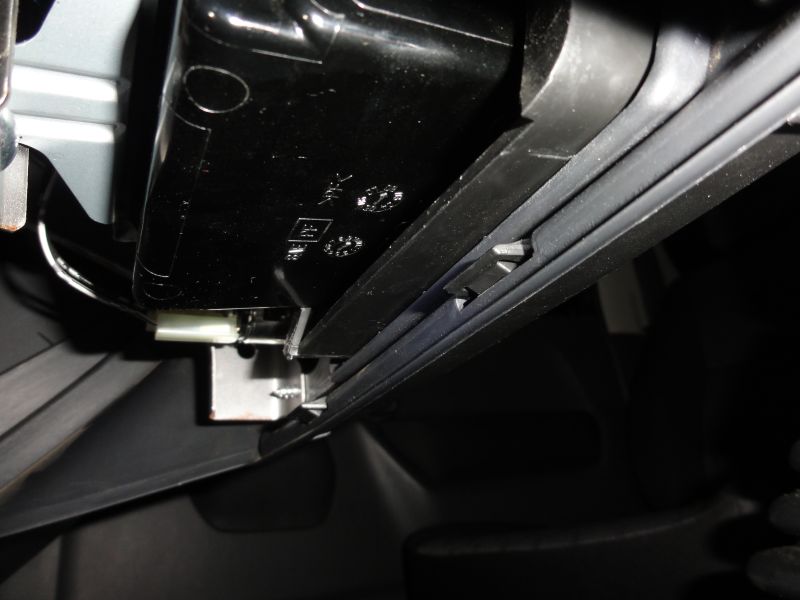 Unplug the 12V power plug cable and remove the ash tray. Start removing the dashboard cover from the bottom part (as seen on the picture). Don’t use tools, just pull. Be carefull. At the end, unplug the emergency light connector.
