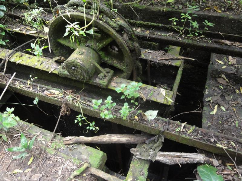 Equipamentos próximos à casa de máquinas. Cuidado com os buracos.