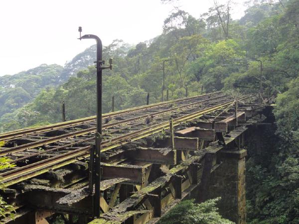 Paranapiacaba à Cubatão através da trilha do funicular