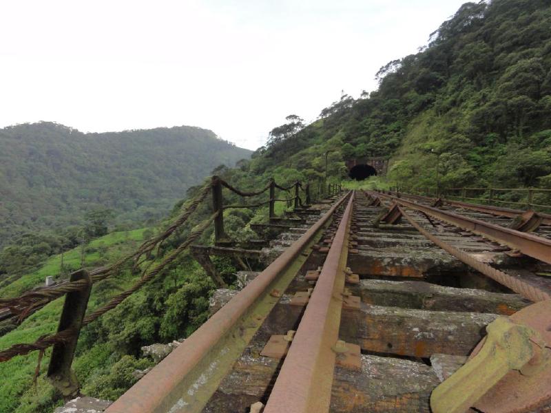 Primeira ponte a partir de Paranapiacaba. Túnel ao fundo.