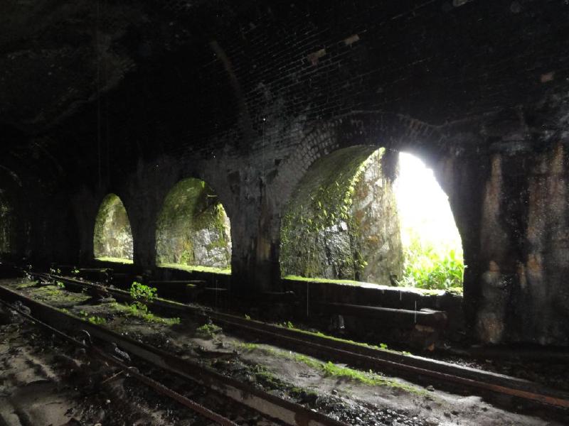 Vista interna do túnel. Lanternas são bem vindas pois os outros não tem janelas.