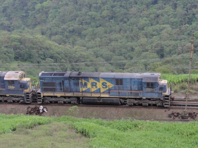 Via da MRS paralela em operação. Mantenha distância.
