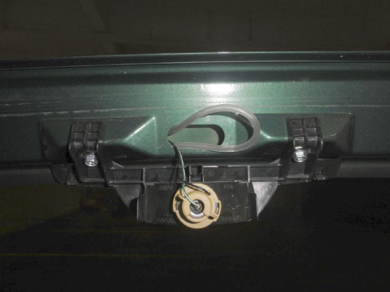 Volta da mangueira pela abertura superior do porta-malas, aonde está instalado o brake light.