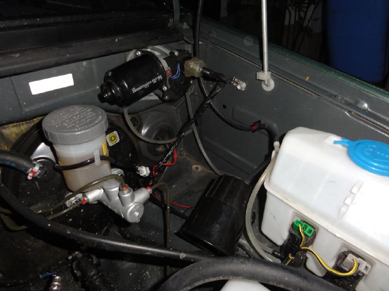 Solução alternativa (menos eficiente): Instalação do prolongador da mangueira do lavador de vidros no compartimento do motor.