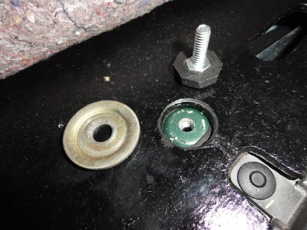 Suzuki Jimny - Fixação da tampa do compartimento do macaco