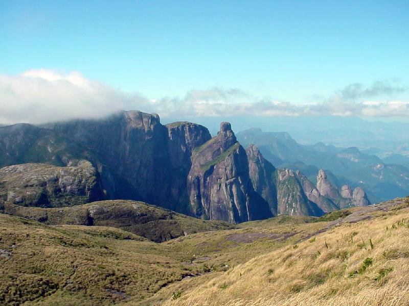 Vista do pico Dedo de Deus e da Pedra do Sino