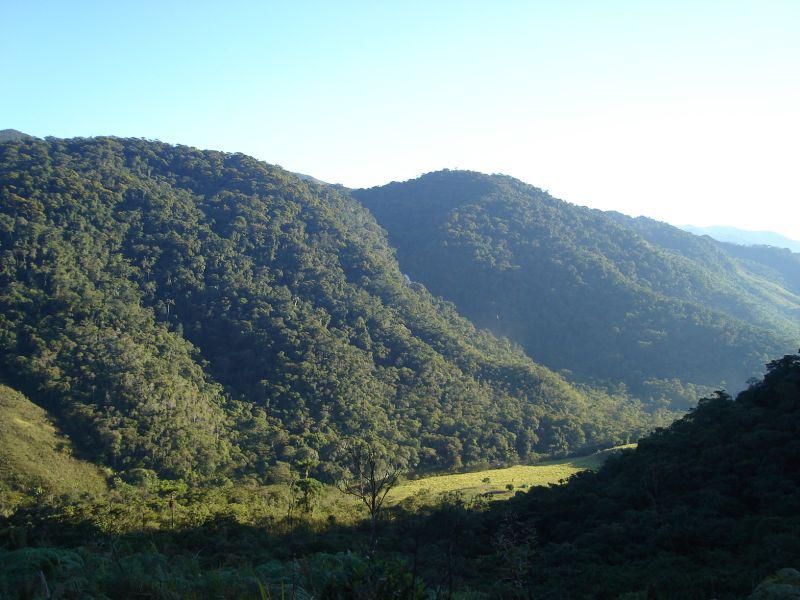 Vale do Rio Mambucaba por onde a trilha desce a serra