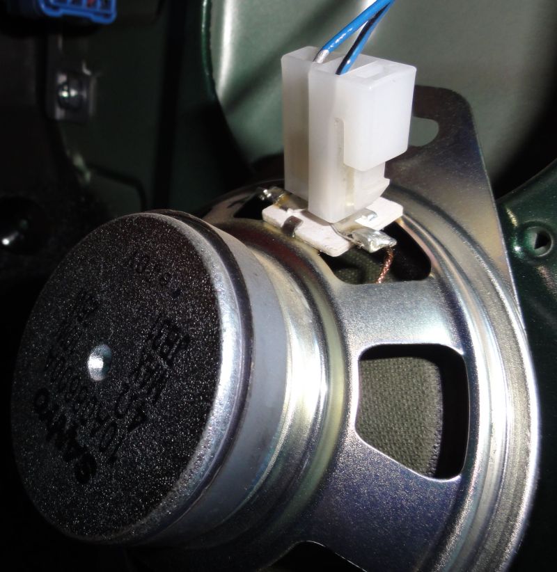 After unscrewing the speaker it&rsquo;s possible to take a look at the original (non-standard) plug. The positive wire is the one with a black stripe.