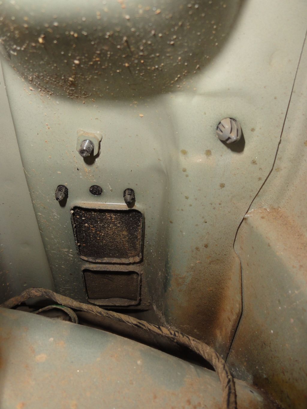 Curiosity: The interior of the car body is dirt because of the ventilation holes located under the rear lights. These holes are covered by a rubber mat but it doesn't prevent the entrance of some dust. No matter what happens, don't block the ventilation holes with any kind of insulation or tape. If you do that your air conditioner as well as the air heater will lose their performance.