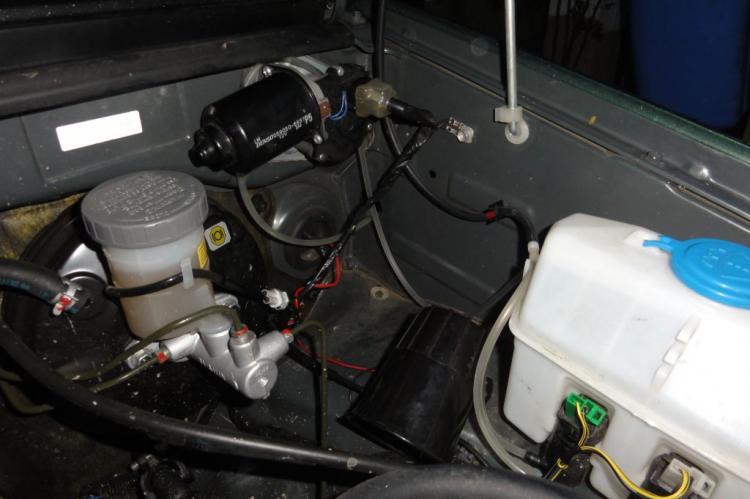 Solução alternativa (menos eficiente): Instalação do prolongador da mangueira do lavador de vidros no compartimento do motor.