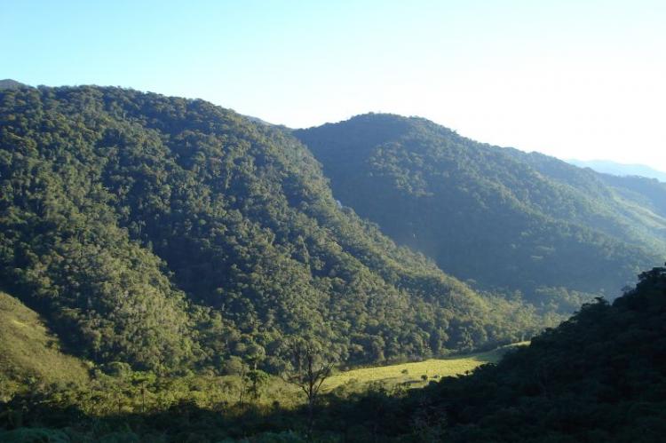 Vale do Rio Mambucaba por onde a trilha desce a serra